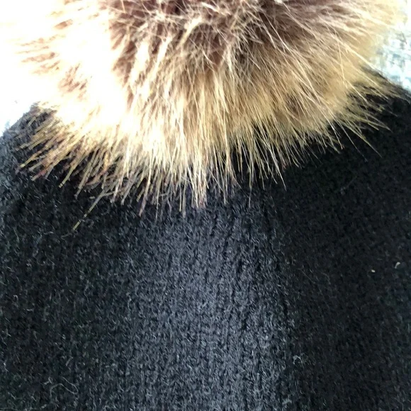 Canada Goose Black Knit Hat with Tan Pom-Pom Rib Pom Beanie Cashmere - Black – Canada Goose main image 4